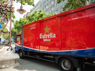 Bira teslimat kamyon Estrella Damm Barcelona Ispanya