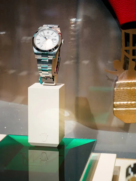 ショーケースウィンドウオフィシャルディーラーで高級スイス時計ロレックス — ストック写真
