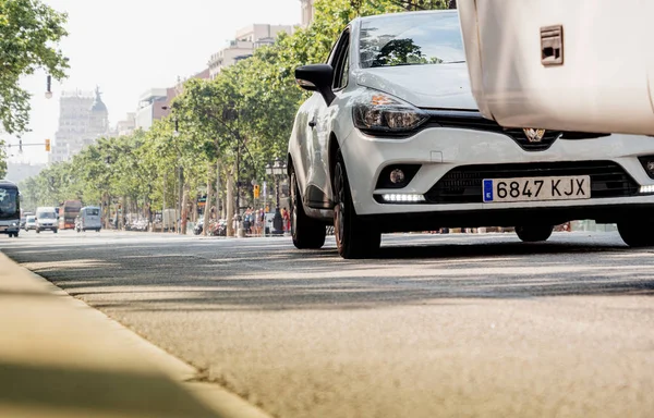 Low angle view of cars driving on the central Passeig de Gracia — Stock Photo, Image