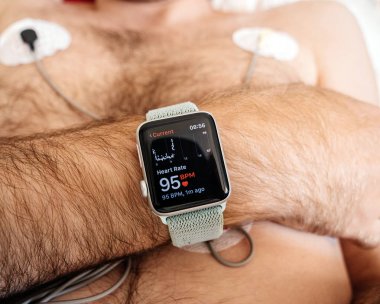 Kalp monitörü holter giyen akıllı saat ayar adam