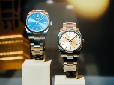 Lüks Isviçre saat Rolex vitrin penceresinde resmi bayi