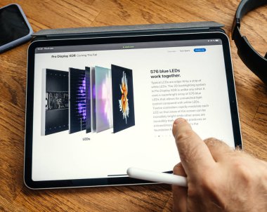 ipad Pro abot Prodisplay Xdr Lcd'de adam okuma