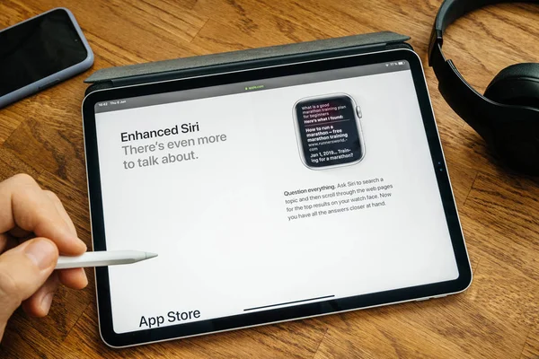 Homem lendo no iPad Pro WWDC 19 lançamento do produto — Fotografia de Stock