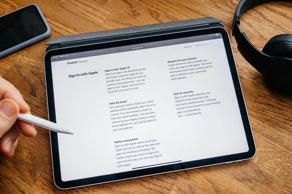 Людина читанні на iPad Pro увійти з Apple — стокове фото