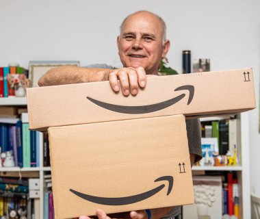 gülümseyen üst düzey erkek holding paketleri teslim