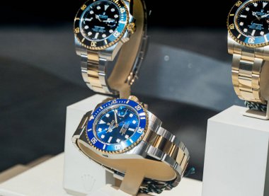 Lüks Swiss Watch Rolex Submariner vitrin penceresinde resmi bayi