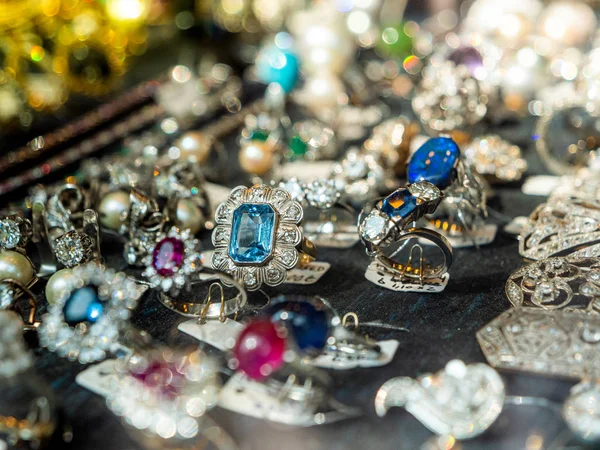 Schmuckgeschäft mit mehreren Ringen und Ohrringen — Stockfoto