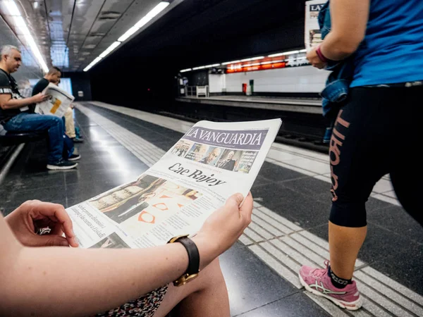 Woman reading in Barcelona Metro station the La Vanguardia — Stock Photo, Image