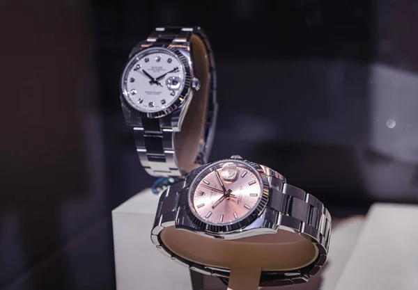 Luxury Swiss watch Rolex in showcase window Official Dealer — Stock Photo, Image