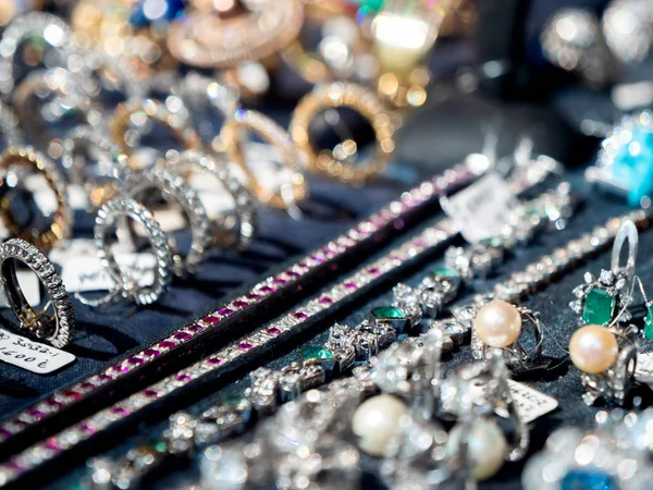 Sieraden winkel met meerdere ringen en oorbellen verkoop — Stockfoto