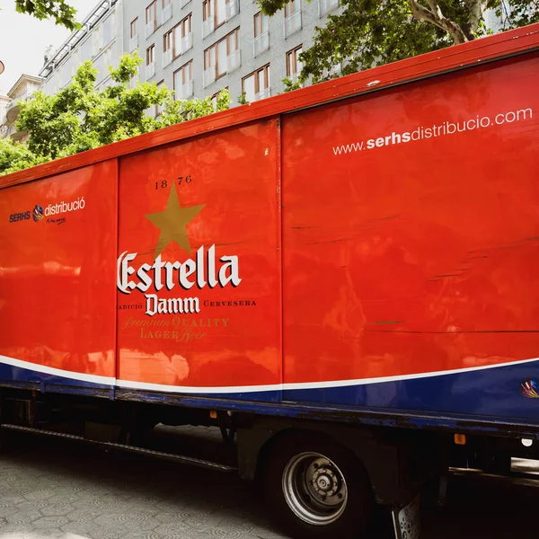 Φορτηγό παράδοσης μπύρας Εστρέλλα Μ'νταμ Βαρκελώνη Ισπανία — Φωτογραφία Αρχείου
