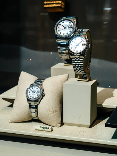 Luxury Swiss watch Rolex in showcase window Official Dealer — Stock Photo, Image