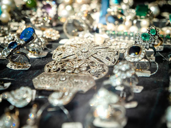 Tienda de broches de joyería con múltiples anillos y pendientes de venta — Foto de Stock