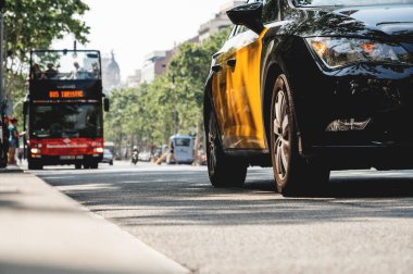 Araba turistik gezi otobüsü düşük açı görünümü