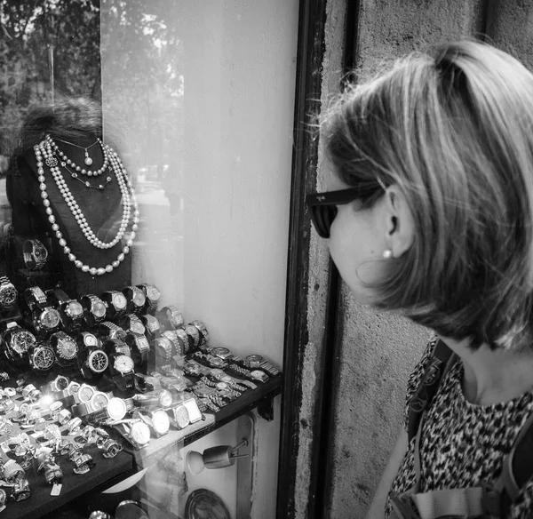 Joyería central en la ciudad española la elección de anillos — Foto de Stock