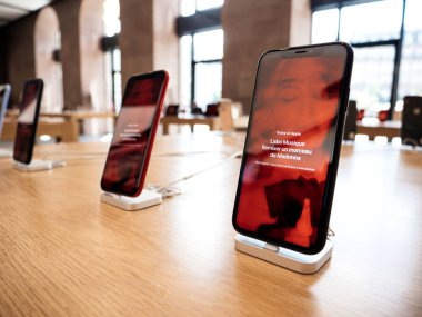 En son Madonna albümü Apple Store iPhone Display için reklam