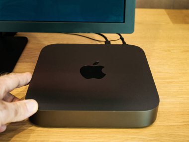 Yeni Mac mini hayran adam el tutarak