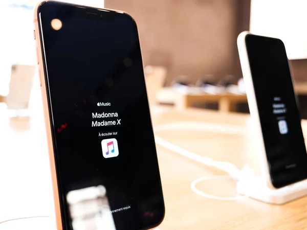 广告为最新的麦当娜专辑苹果商店iphone显示 — 图库照片