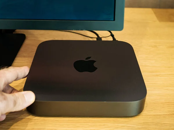 Hombre de la mano admirando el nuevo Mac Mini — Foto de Stock