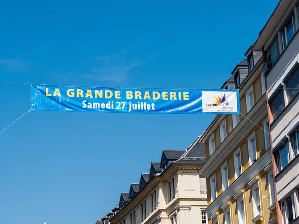 La Grande Braderie publicidade na cidade — Fotografia de Stock