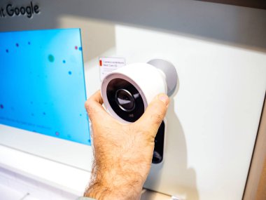 Adam el Nest cam IQ bakıyor