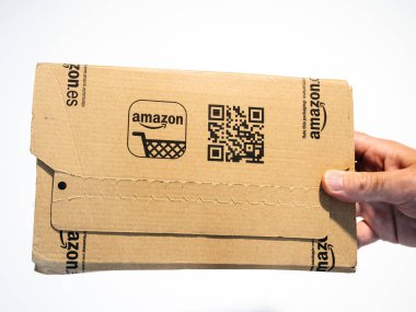 Beyaz bakground Amazon parsel karşı adam el tutarak