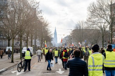 İnsanlar gilets Jaunes Sarı yelek tezahürü protesto sırasında yürüyen