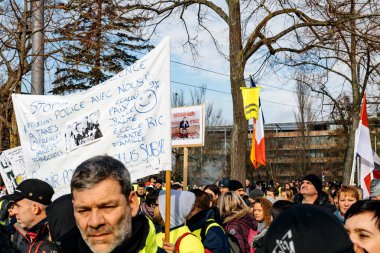 Emmanuel Macron karşı rozetleri ile yürüyüş protestocular