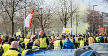 İnsanlar büyük kalabalık Fransız sokak sarı yelekler protesto