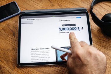 Man iPad Pro WWDC 19 ürün lansmanı üzerinde okuma