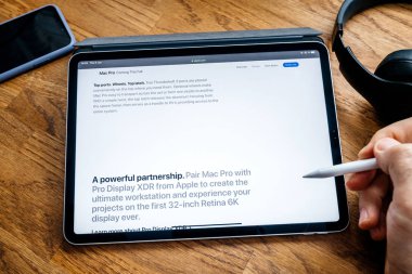Man iPad Pro Launch Mac Pro iş istasyonu üzerinde okuma