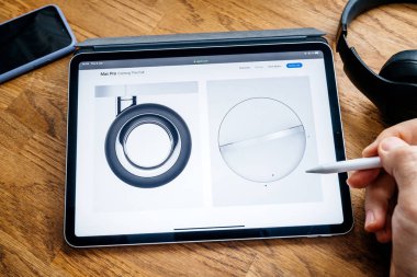 Man iPad Pro Launch Mac Pro iş istasyonu üzerinde okuma