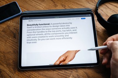 Man iPad Pro Launch Mac Pro iş istasyonu üzerinde okuma