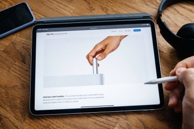 Man iPad Pro Launch Mac Pro iş istasyonu üzerinde okuma