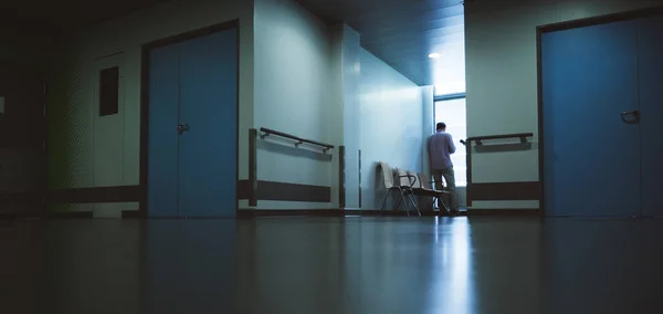 Hombre usando smartphone en la sala de espera del hospital —  Fotos de Stock