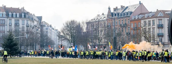 Placard con inscripción Macron Demission en protesta de chalecos amarillos — Foto de Stock