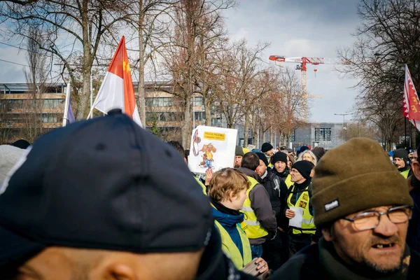 Des gens avec une pancarte protestant Marche du gilet jaune — Photo