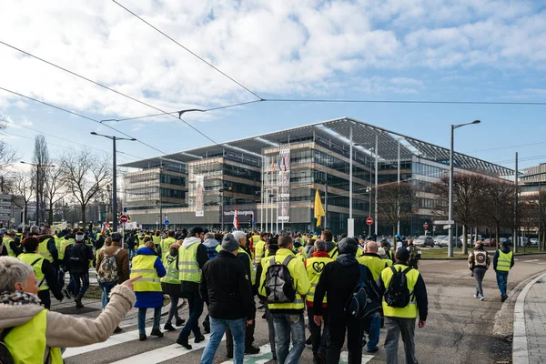 Placard con inscripción Macron Demission en protesta de chalecos amarillos —  Fotos de Stock