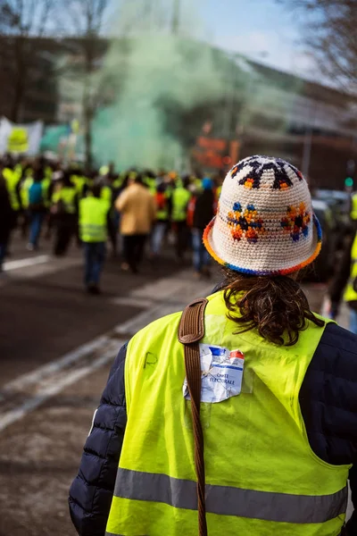 Man med carte Electorale limmade på grön väst gilets Jaunes — Stockfoto