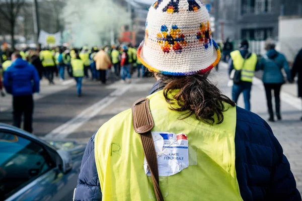 Hombre con carta electorale pegado en chaleco verde chaquetas jaunes — Foto de Stock