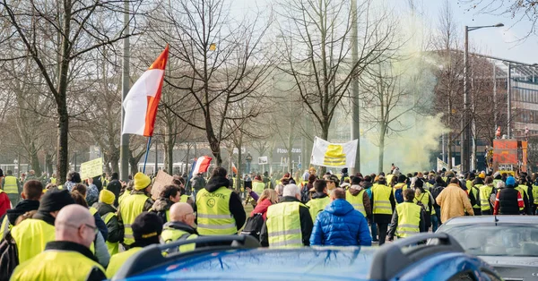 Gran multitud de personas francesas calle chalecos amarillos protesta —  Fotos de Stock