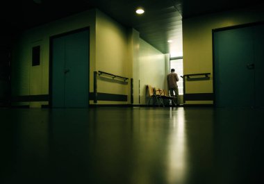 Hastane bekleme odasında bekleyen adam