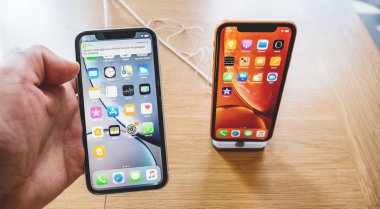 Adam el tutan son iphone Xr akıllı telefon