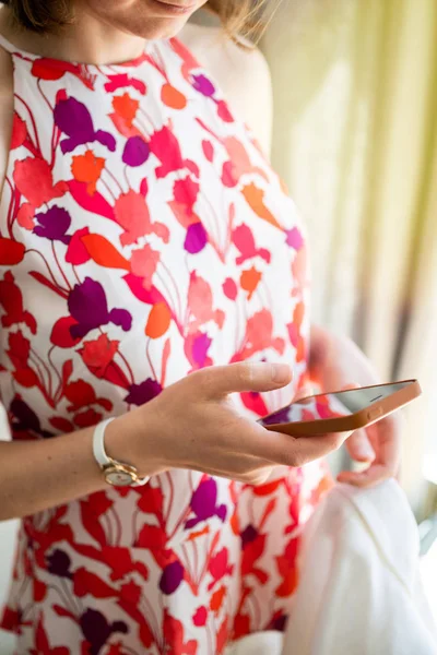 Elegante mujer francesa que usa ropa colorida usando teléfono inteligente —  Fotos de Stock