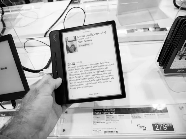 Homme tenant la main Kobo Forma e-reader livre à Fnac — Photo