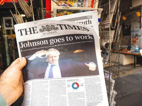 THe Times Johnson va a trabajar nuevo Primer Ministro del Reino Unido — Foto de Stock