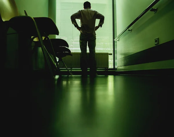 Hombre esperando en la sala de espera del hospital —  Fotos de Stock