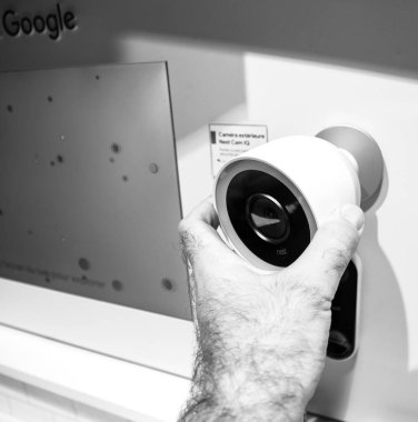 Adam el Nest cam IQ bakıyor