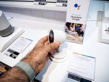 Adam el Nest cam IQ bakıyor