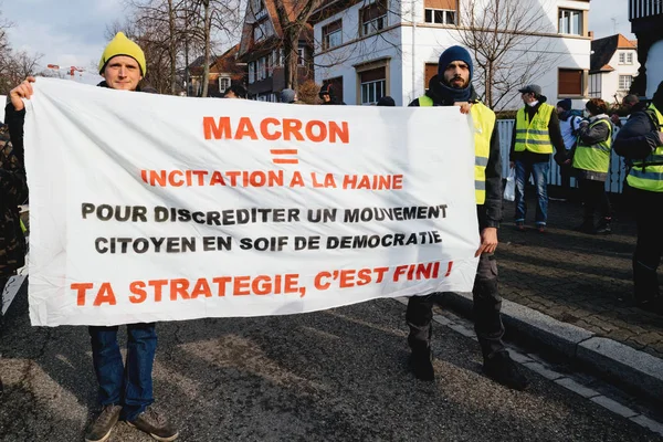 Demonstranten gehen mit Plakaten gegen Emmanuel Macron — Stockfoto